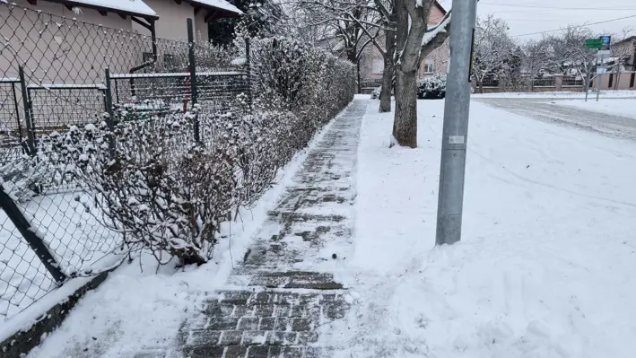 Vigyázzunk egymásra! Takarítsuk le a járdákat!